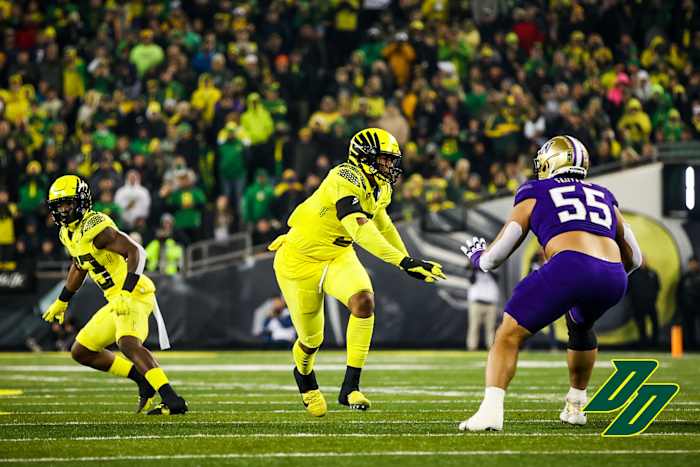Oregon defensive end Brandon Dorlus rushes the passer against the Washington Huskies.